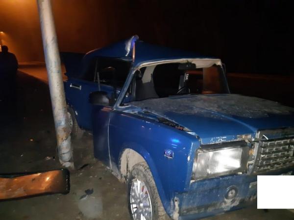В фонарный столб поочередно врезались две машины в Ставрополе